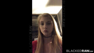 Hannah Hays lovagol a gigantikus faszon