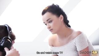 Fiatal gádzsi és az korosodó manus