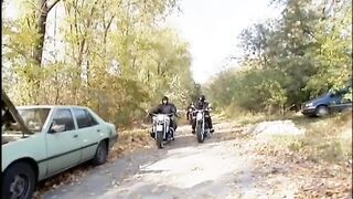Világos Szőke ribancot közösülnek meg a motoros pasik