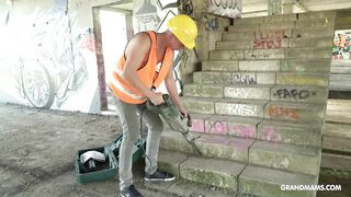 Gigantikus tőgyes érett nő baszik a melóssal
