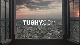 A szőrös bulkeszos Tori Black análszexe