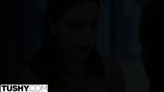Lana Rhoades popóját egy barna fickó reszeli