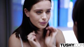 Lana Rhoades fenékbe tolva