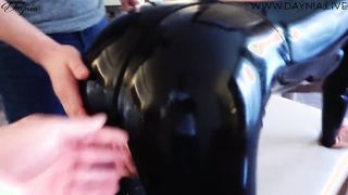 Latex ruhás anyukát popó lyukba szeretkeznek