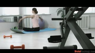 Jogázó tinédzser pipit közösül segglyukba az edő