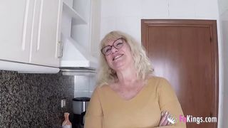 Fiatal fickó és a szexéhes nagyanyó