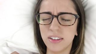 Amatőr szemüveges fiatal nőci casting forgatás pornója