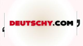 Német anyuci segg lyukba dugva a motorháztetőn