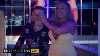 Brazzers - Blanche Bradburry imádja a gigantikus cerkát