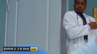 Brazzers - Nina Dee fenekét a doktor keféli