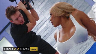 Brazzers - Moriah Mills a óriási picsájú csoki szuka