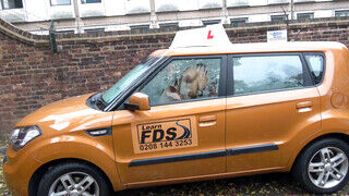 Fake Driving School - Louise Lee kedveli a hatalmas bájdorongot