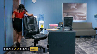 Brazzers - A hatalmas kannás Audrey Biton az irodában hancúrozik