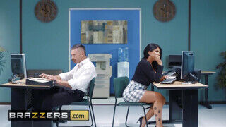 Brazzers - A bombázó Romi Rain az irodában közösül