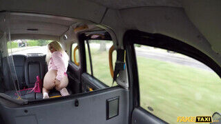 Fake Taxi - Lana Harding a hátsó ülésen kupakol