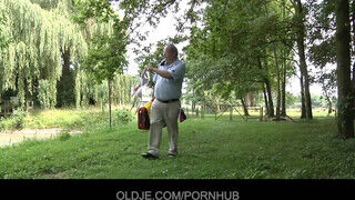 Oldje - Korosodó fickó bassza a fiatal nőcit