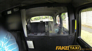 FakeTaxi -tetkós csaszi hatalmasat lovagol