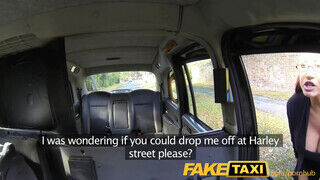 FakeTaxi - óriási csöcsű Milf szétbaszatja magát a Taxiban
