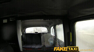 FakeTaxi - tetkós csaj megdöngetve a hátsó ülésen