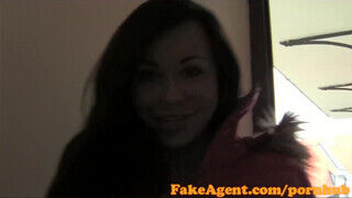 FakeAgent - műcsöcsös lány szívesen lovagol