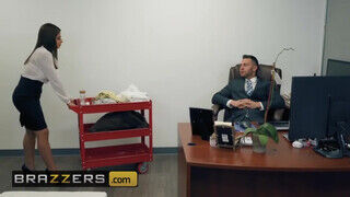 Brazzers - Ella Knox az óriás keblű latina csajszika