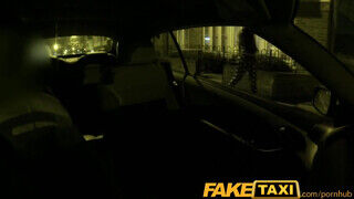 FakeTaxi - Olasz csajszika a taxiban reszel