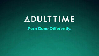 ADULT TIME - gigászi kannás világos szőke gigászi keblű barnával ollózik és kupakol