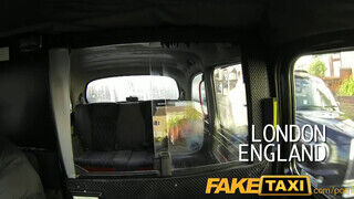 FakeTaxi világos szőke bigét nem nagyon zavarja az idősebb pöcs