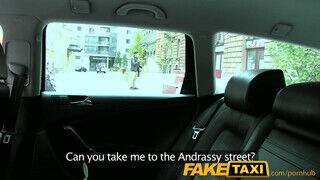 FakeTaxi magyar csaj rákéredzekik a sofőr farkára
