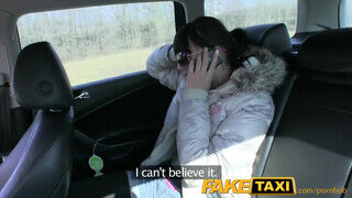 FakeTaxi - csalfa szuka kíméletlen kefélése a taxiban