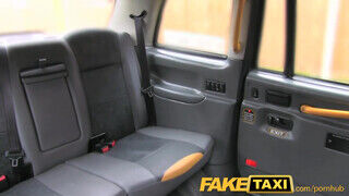 FakeTaxi - kanos Milf keményen imádja