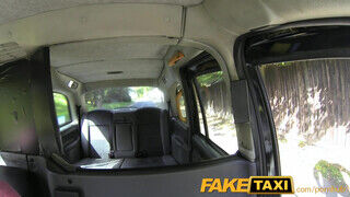FakeTaxi latin pár egymásnak esik a hátsó ülésen