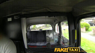 FakeTaxi vörös hajú pipi idősebb faszra bukik