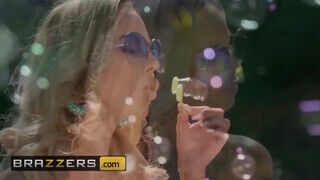 Brazzers - Olivia Austin nem csak cicibe tolva