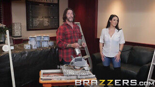 Brazzers - Angela White popókáját a melós kufircolja