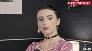 HerLimit - Nelly Kent méretes keblű román nőci imádja segglyukba