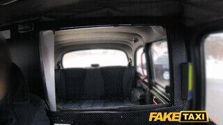 Fake Taxi nagy pinájú maca zokniban kúr