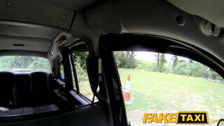 FakeTaxi még a sofőr popóját is kinyalja a lány