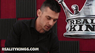 Reality Kings - a rádiós maca kipróbálja egy négerrel
