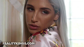 Reality Kings - Abella Danger fürdés után megkúrva