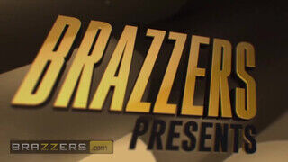 Brazzers - Cherie Deville zsenge pacákkal hancúrozik
