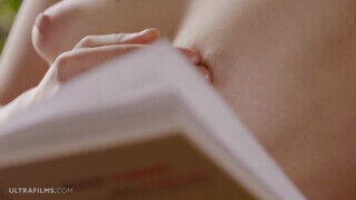 ULTRAFILMS - gyönyörű zsenge nőci begerjed egy könyvre