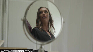 HotwifeXXX - Tini háziasszony a férje lőtt kúrel