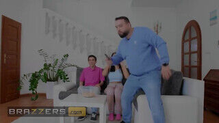 Brazzers - Jennifer Mendez tinédzser csóka cerkáján lovagol