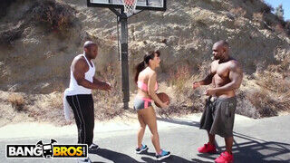 BANGBROS - Lisa Ann és a gigantikus farkú kosaras srácok