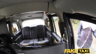 Tetkós ribancok popsiba reszelve - Fake Taxi