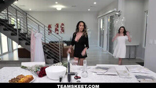TeamSkeet - MIlf lány és a menye összejönnek