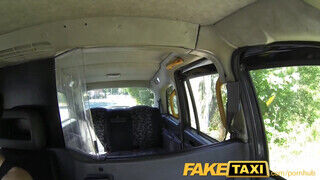 FakeTaxi - Afrikai tinédzser baszható a hátsó ülésen