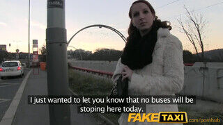 FakeTaxi - Zsenge ápoló csajszika hancúrozik a taxiban