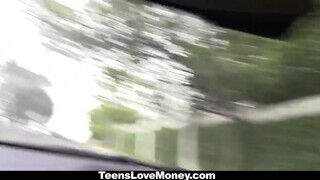 TeensLoveMoney - így mutat a barna pipi arcán a sperma